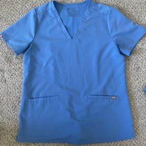 FIGS Casma Three pocket Scrub Top | Ceil Blue